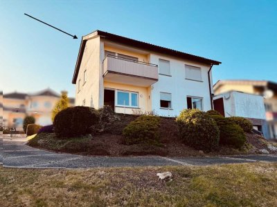 2-Familienhaus mit 2 Garagen, großem Grundstück und Weitblick!