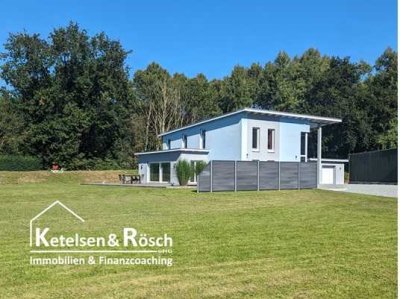 Modernes Niedrigenergiehaus auf großem Grundstück