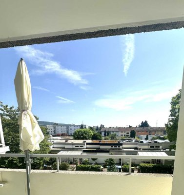 Lichtdurchflutete 2 Zimmer-Wohnung mit Balkon und Einzelgarage