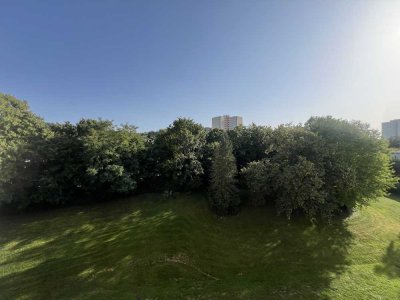 Aufzug, Blick ins Grüne, U-Bahn vor der Türe - 3-Zimmerwohnung im Solitudepark