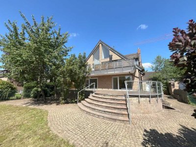 Troisdorf-Zentrum: Wohnen wie im eigenen Haus! Großzügige 4-Zimmer Wohnung mit Garten und Garage!