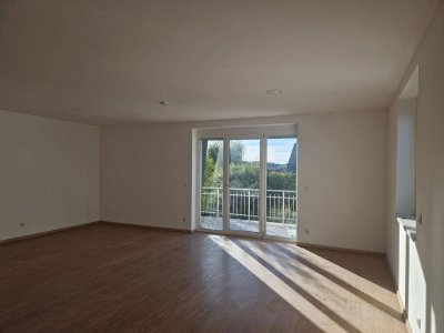 SCHÖNE RAUMAUFTEILUNG MIT TERRASSSE UND GARTEN!