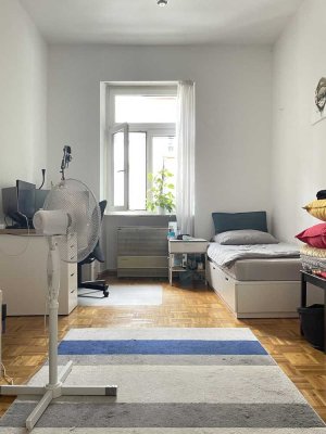 Sehr schöne 3-Zimmer-Wohnung mit Balkon und Loggia im 1.OG eines Altbaus, zentrumsnah, WG-geeignet!
