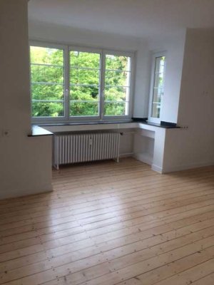 stilvolle, helle 3,5-Zimmer-Wohnung mit Einbauküche und Balkon in Düsseldorf/Süd