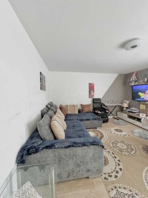 Helle und geräumige 3-Zimmer Wohnung mit Balkon und EBK ! WBS !