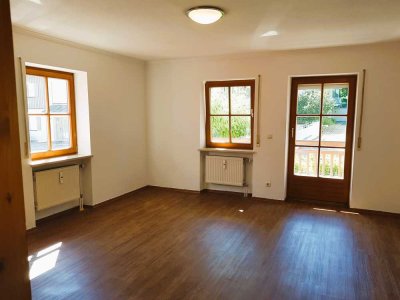 Schöne und gepflegte 1-Raum-EG-Wohnung mit Balkon und Einbauküche in Bad Birnbach