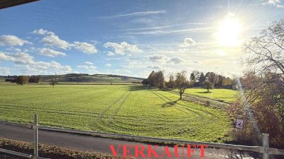 VERKAUFT - Weitblick aus jedem Raum – Wohnen mit Stil und Naturblick