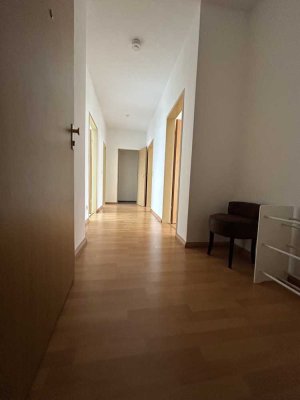 Geräumige helle 2 Zimmer Wohnung mit Wohnküche hohen Decken. Provisionsfrei