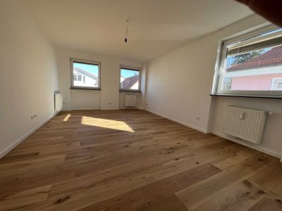 Moosach- schöne, ruhige, helle, große  1 Zi  Whg, Parkett Wohnküche saniert,  neue EBK  U-Bahn