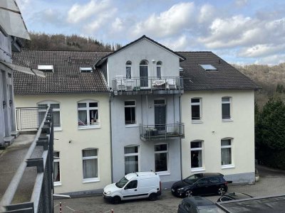 Vollständig renovierte DG-Wohnung mit drei Zimmern sowie Balkon und EBK in Radevormwald