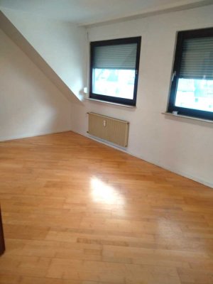 Attraktive Kapitalanlage: Vermietete Dachgeschosswohnung mit Charme und ca. 5,8 % Rendite
