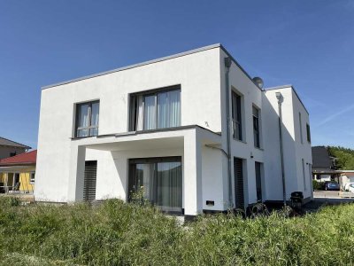 Freistehendes neuwertiges Zweifamilienhaus mit unverbaubarem Blick