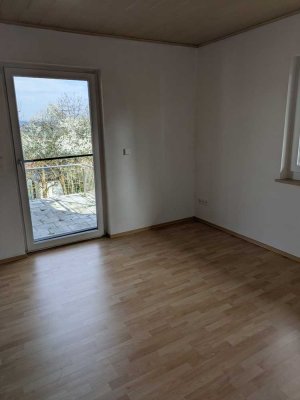 Ansprechende und vollständig renovierte 5-Raum-EG-Wohnung mit Balkon in Neukirchen