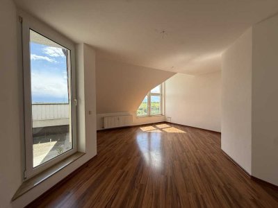 Lichtdurchflutete Maisonette Wohnung mit Balkon und Blick ins Grüne / Am Markt 3