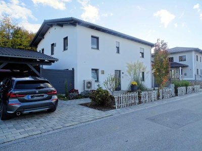 Modernes Zweifamilienhaus A+ mit hochwertiger Außenanlage und großen Carport