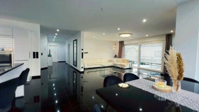 Gehobene 4 Zimmer Wohnung mit Balkon, Einbauküche und zwei Stellplätze