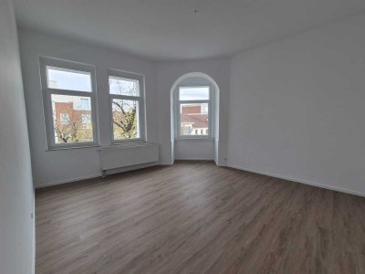 Kernsaniertes, helles WG-Zimmer im Südviertel mit Balkon und Einbauküche