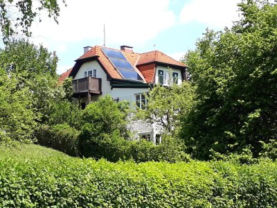 Naturverbundene Villa mit unverwechselbarem Charakter und idyllischem Gartenrefugium