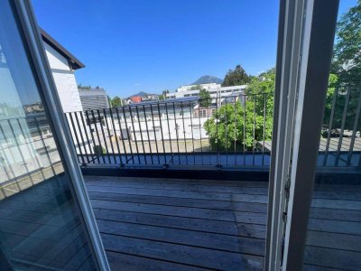 Schöne Dachgeschosswohnung in Salzburg: 3 Zimmer, Balkon und Parkplatz