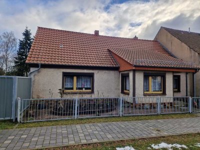 Kleines Haus mit Ausbaureserve (genehmigungspflichtig) und Nebengebäude in Wiesenburg/Mark