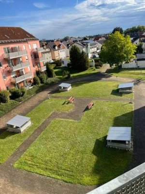 Bezugsfreie 1-Zi.-Whg. mit Balkon u. EBK in den ruhigen Innenhof gelegen zu verkaufen