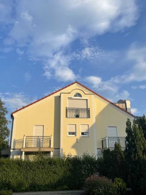 Geschmackvolle DG-Wohnung mit Balkon und Einbauküche in Vaterstetten