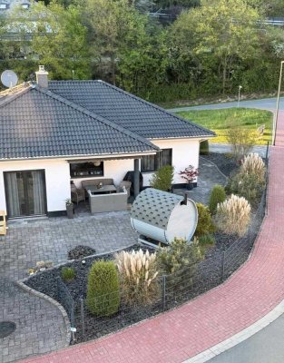 Moderner, energieeffizienter Winkelbungalow mit Sauna & Kamin