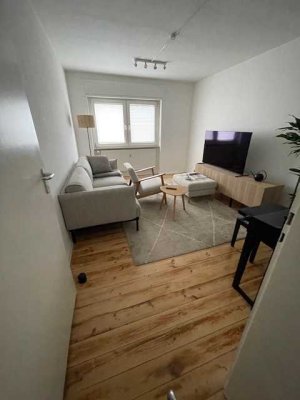 Helles WG-Zimmer im EG – Fassade neu, Treppenhaus in Sanierung, Rhein um die Ecke