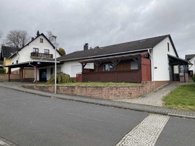 Bungalow mit großem Garten und 2 Garagen