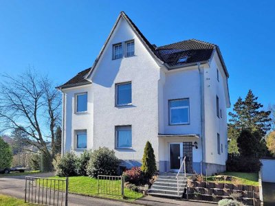 Ensemble von Dreifamilienhaus plus Bau-Grundstück