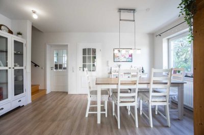 Charmantes Zuhause: Moderne Doppelhaushälfte in idyllischem Landhausambiente