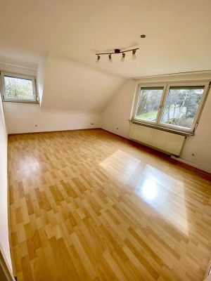 3,5-Zimmer Wohnung, Einbauküche, Garage, Dachstudio in ruhiger Lage Nähe Aquasol