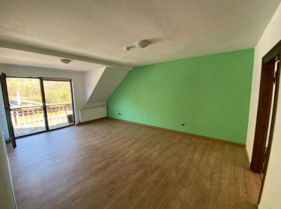 OBJEKTBESCHREIBUNG

Diese charmante 4-Zimmer-Wohnung befindet sich im Dachgeschoss eines gepflegten