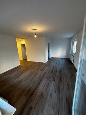 Helle 3-Zimmer-Wohnung mit Balkon in Berlin-Lichterfelde. Erstbezug nach Kernsanierung mit Parkplatz