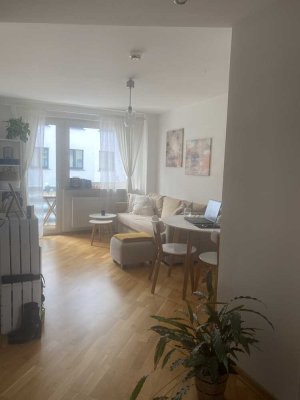 Exklusive 2-Zimmer-Wohnung mit gehobener Innenausstattung mit Balkon und EBK in Frankfurt am Main