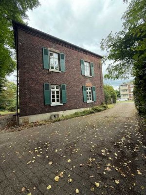 Geräumigiges Einfamilienhaus - Perfekt als Mehrgenerationshaus - mit großem Garten in Duisburg