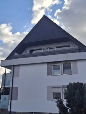 Neu renovierte 4 Zi-DG-Wohnung in Stadeln