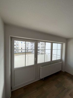 Frisch renoviert, neue EBK, großer Balkon
