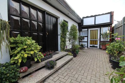 Flachdachbungalow in familienfreundlicher Lage mit großzügigem Garten und Doppelcarport