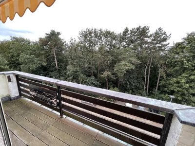 MANSARDGESCHOßWOHNUNG MIT BALKON UND EINBAUKÜCHE, GARAGE MÖGLICH