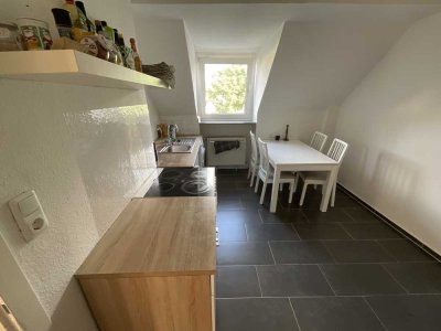 Gemütliche Dachgeschosswohnung mit 2 Zimmern und Wohnküche - Gute Anbindung