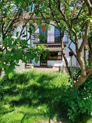 *Keine Grunderwerbsteuer bis 30.06.!* RH-Haus mit gr. Garten! Garage u. PKW-Stpl.! 
-Beziehbar-