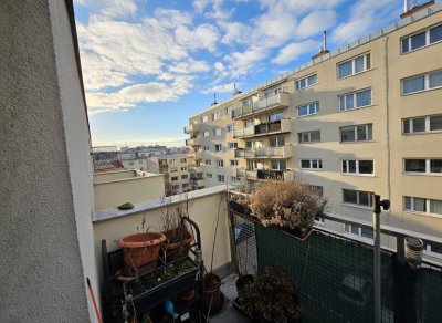 Hofzeile: Helles Neubau DG | Balkon + Parken | Option auf 3 Zimmer