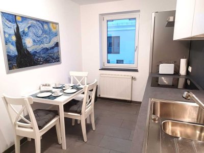 U3 Obersendling: Kpl. möbl. Wohnung für 2ER -WG, 2 helle Zimmer, Wohnküche, Süd-Balkon