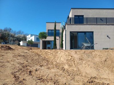 TOP KfW 40 4-Zimmer-EG-Wohnung mit gehobener Innenausstattung, EBK und großem Gartenanteil