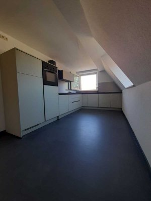 ** Dachgeschoß-Wohnung, 3- Raum **