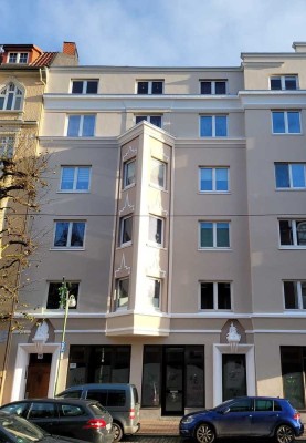 Anfragen nur per E-Mail. Ab sofort im 4. OG Altbauwohnung in guter Lage mit Balkon und Einbauküche