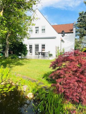 Stilvolles Einfamilienhaus mit Garten, Teich und Pavillon in grüner Oase