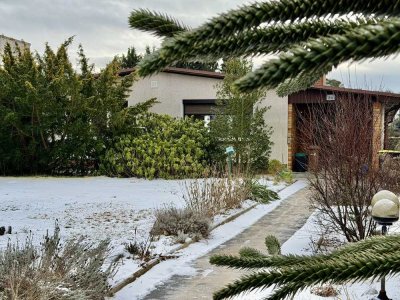 PROVISIONSFREI| Bungalow mit Pool, Doppelgarage auf großem Grundstück!