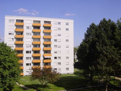 Renovierungsbedürftige 4-Zimmer-Eigentumswohnung in Rgbg.-West